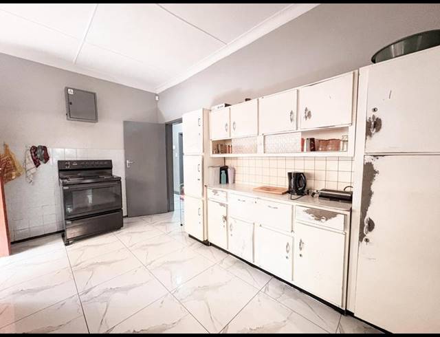 3 BEDROOM HOUSE FOR SALE IN BEZUIDENHOUT VALLEY